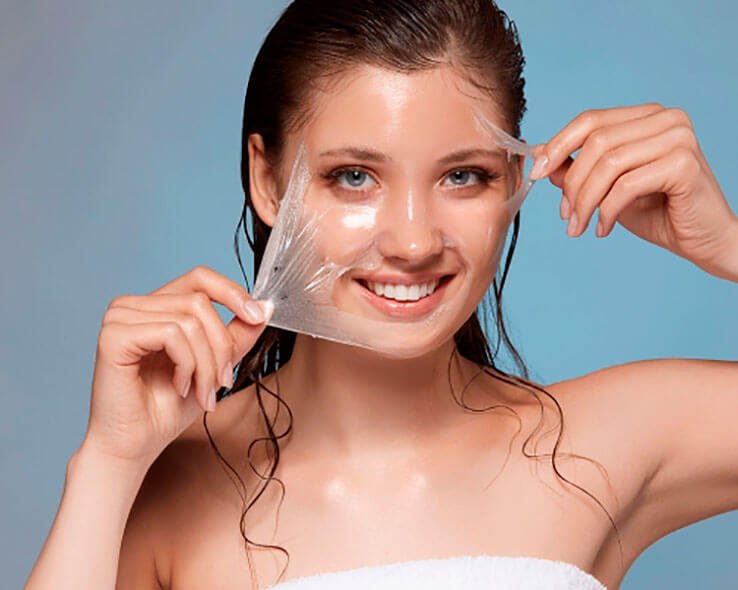 Mujer joven retira máscara facial despues de tratamiento de peelings quimicos
