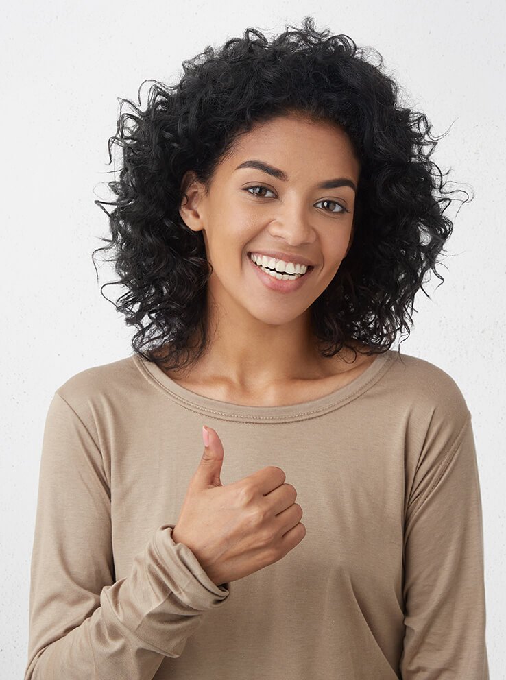 Mujer sonriendo como resultado de tratamientos estéticos 