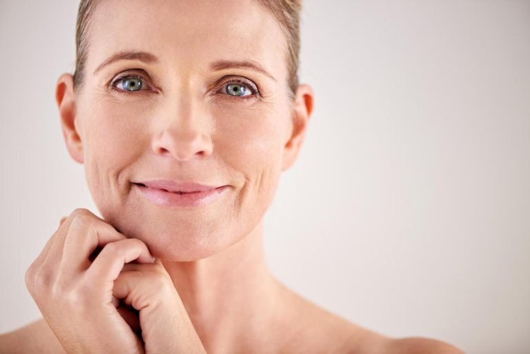 fotografia de mujer sin arrugas gracias a que usa nutricosmetica