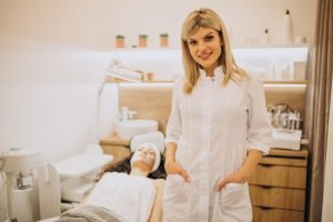Profesional de tratamiento estético sentada en su consultorio