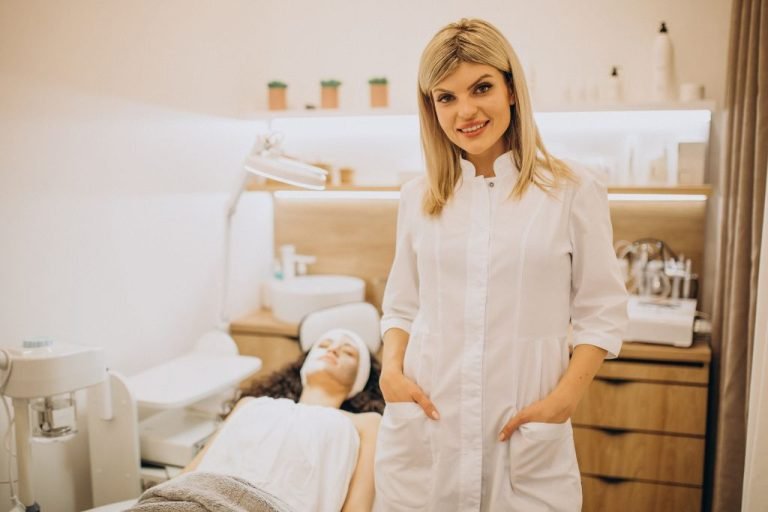 Profesional de tratamiento estético sentada en su consultorio