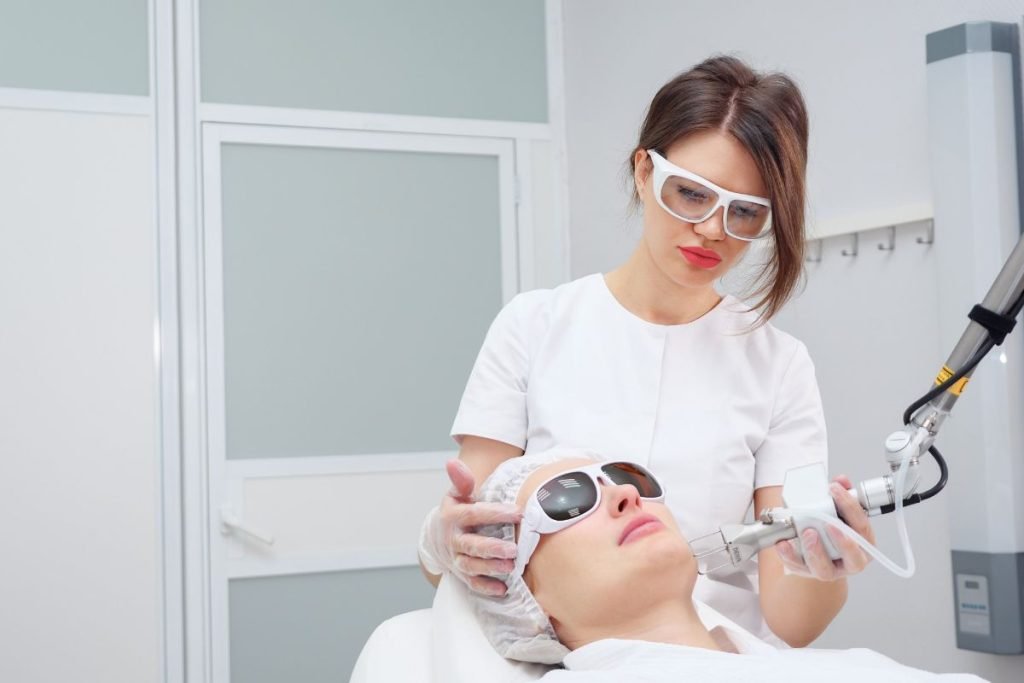 Dermatologa aplica tratamiento con sp dynamis a paciente