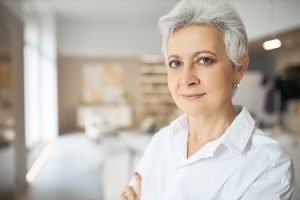 Mujer de tercera edad mirando de frente a la cámara después de tratamiento con sofwave