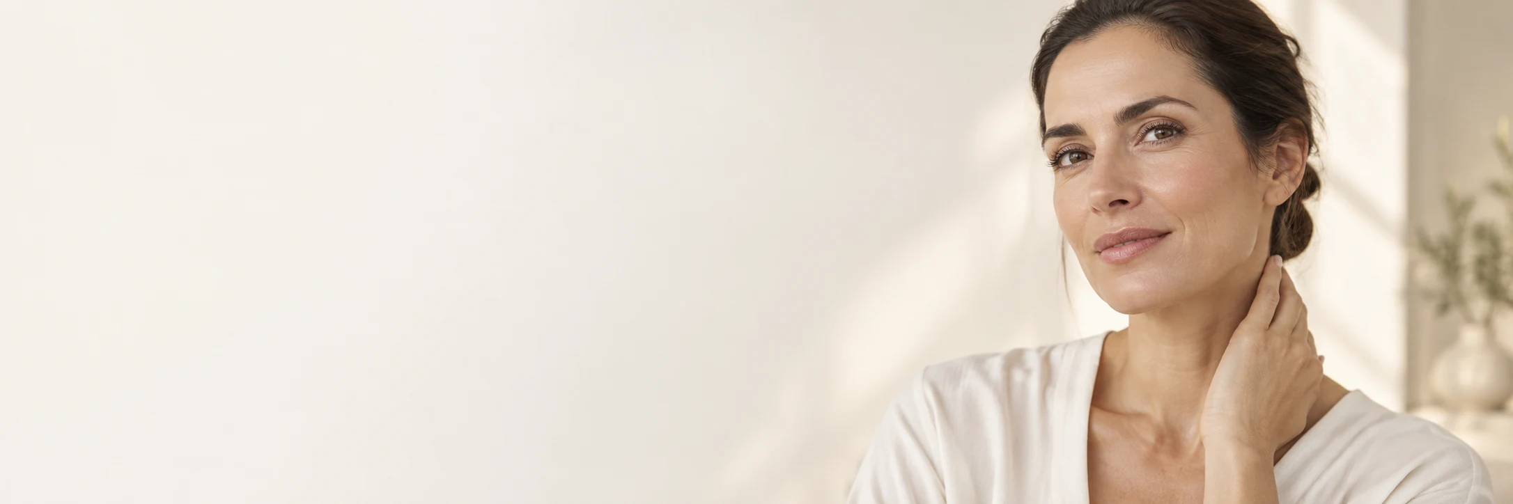 Mujer con piel natural y luminosa; prevención y Skin Longevity