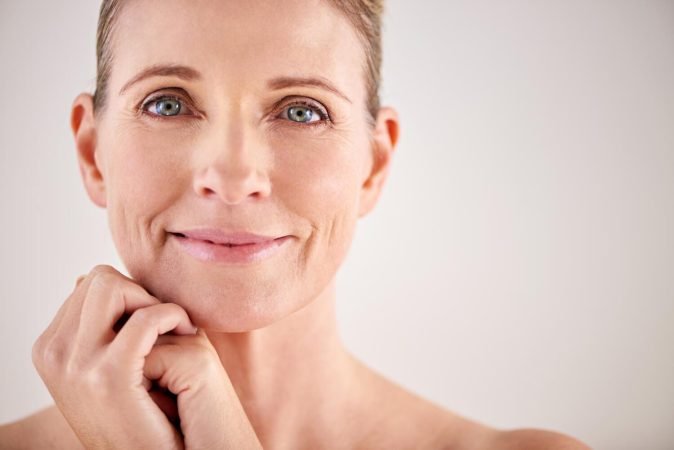 fotografia de mujer sin arrugas gracias a que usa nutricosmetica